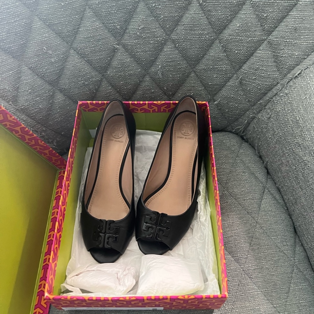 Beautiful Tory Burch Peep toe Wedges